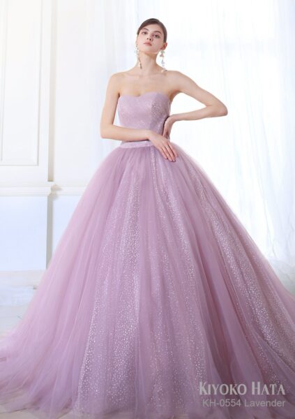 BRIDESでご紹介できるKIYOKO HATAのラベンダー系ドレスにも、透明感のあるカラーと華やかなデザインが印象的な一着があります。